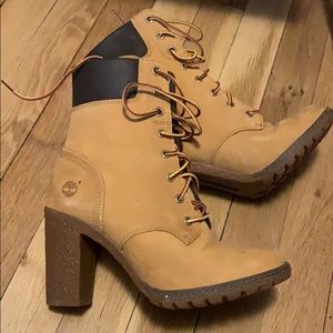 Lightly worn size 5 heeled snow boots